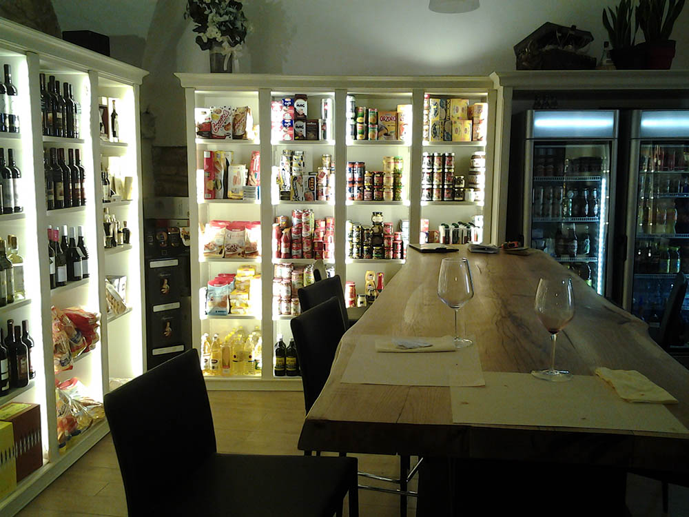 Wine room cantina a Volterra